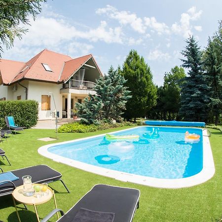 Villa Oliva Boutique Rooms Zamárdi Екстериор снимка