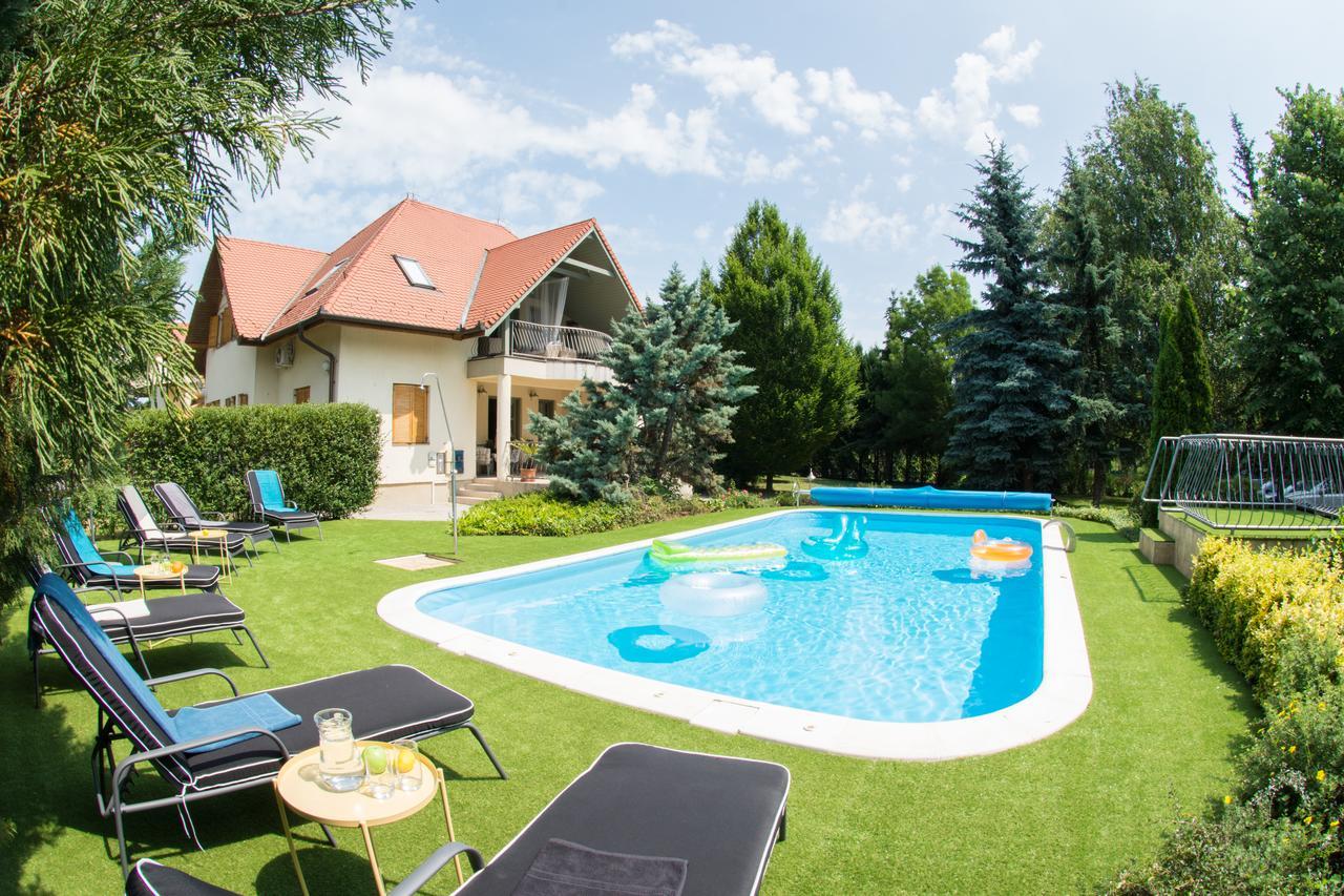 Villa Oliva Boutique Rooms Zamárdi Екстериор снимка